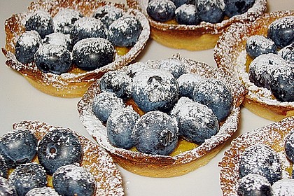 Kleine feine Vanillet&ouml;rtchen mit frischen Beeren
