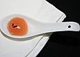 Gelkapseln aus klarer Tomatenbouillon mit frittiertem Basilikum