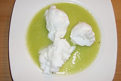 Schnee - Eier auf Kiwisauce