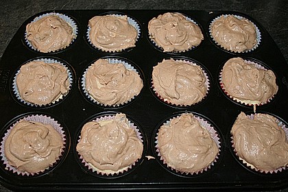 Marmorierte Muffins mit Marzipanschwein 7
