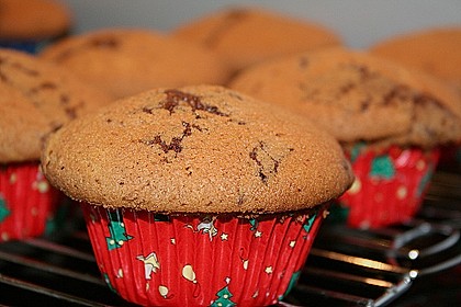 Marmorierte Muffins mit Marzipanschwein 3