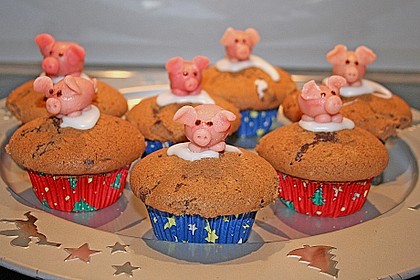 Marmorierte Muffins mit Marzipanschwein