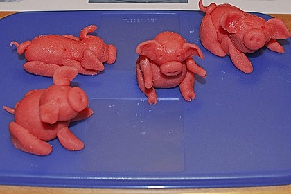 Marmorierte Muffins mit Marzipanschwein 6