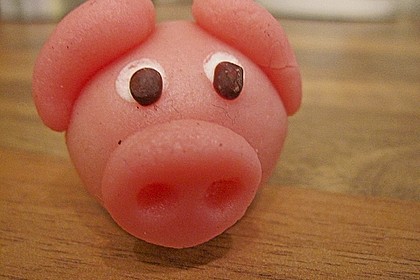Marmorierte Muffins mit Marzipanschwein 4