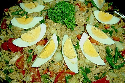 Thunfischsalat mit Oliven und Ei