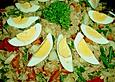 Thunfischsalat mit Oliven und Ei