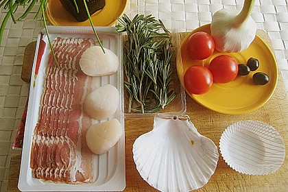 Jakobsmuschel im Baconmantel auf Tomaten und Oliven