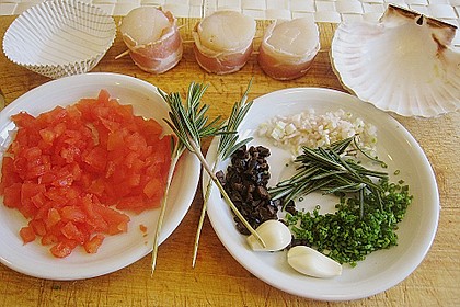 Jakobsmuschel im Baconmantel auf Tomaten und Oliven 2