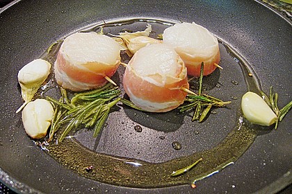Jakobsmuschel im Baconmantel auf Tomaten und Oliven 3