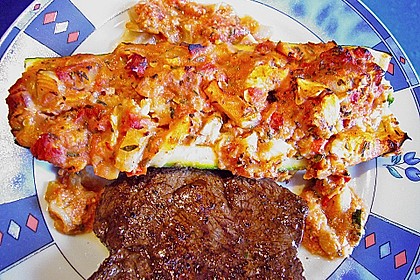 Zucchini mit Tomatenf&uuml;llung