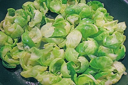 R&uuml;cken und Leber vom Stallhasen auf wei&szlig;em Bohnenp&uuml;ree, an gezupftem Rosenkohl und Schmortomaten 3