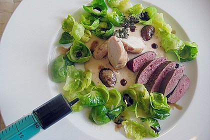R&uuml;cken und Leber vom Stallhasen auf wei&szlig;em Bohnenp&uuml;ree, an gezupftem Rosenkohl und Schmortomaten 7
