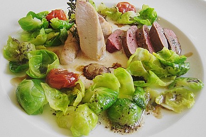R&uuml;cken und Leber vom Stallhasen auf wei&szlig;em Bohnenp&uuml;ree, an gezupftem Rosenkohl und Schmortomaten 8