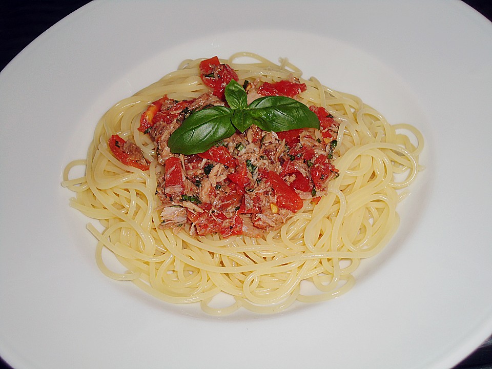 Nudeln mit kalter Tomaten - Thunfisch - Sauce (Rezept mit Bild ...