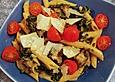 Penne mit Spinat und Champignons an Safransauce