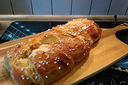 Weißer Schokoladen - Hefezopf 12