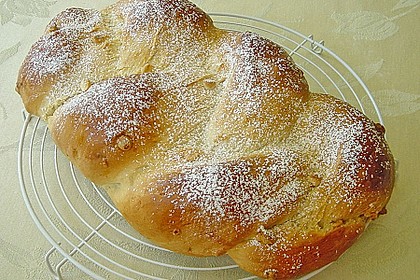 Weißer Schokoladen - Hefezopf 2
