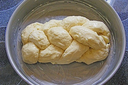 Weißer Schokoladen - Hefezopf 15