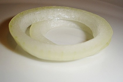 Zwiebelringe und Brokkoli im Bierteig