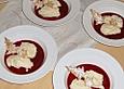 Honigmousse auf Beerenso&szlig;e