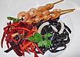 Schwarze  Pasta mit Gem&uuml;sen und Garnelenspie&szlig;chen