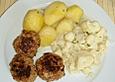 Frikadellen mit Blumenkohl an heller Sauce