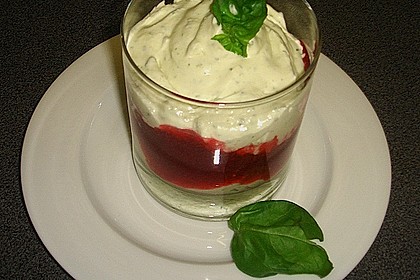 Albertos Basilikum und Rosmarin Creme mit Himbeersauce 18