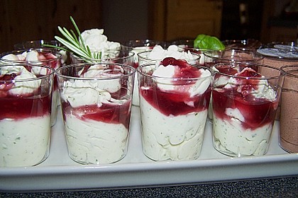 Albertos Basilikum und Rosmarin Creme mit Himbeersauce 10