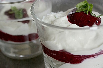 Albertos Basilikum und Rosmarin Creme mit Himbeersauce 4