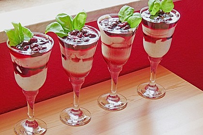 Albertos Basilikum und Rosmarin Creme mit Himbeersauce 13