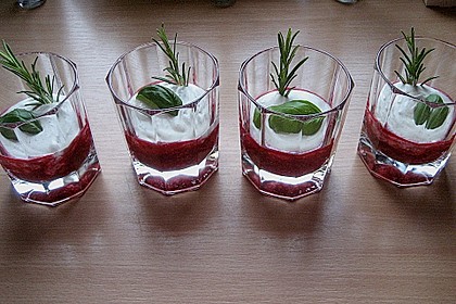 Albertos Basilikum und Rosmarin Creme mit Himbeersauce 8