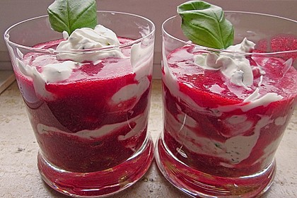 Albertos Basilikum und Rosmarin Creme mit Himbeersauce 11