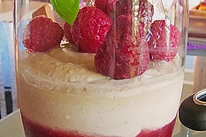 Albertos Basilikum und Rosmarin Creme mit Himbeersauce 19