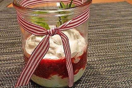 Albertos Basilikum und Rosmarin Creme mit Himbeersauce 7