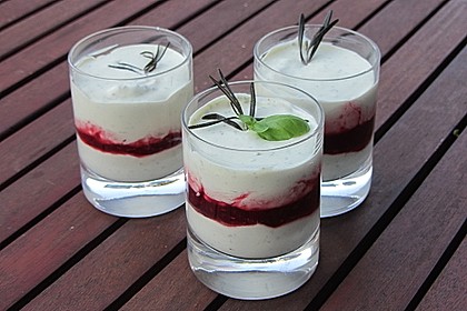 Albertos Basilikum und Rosmarin Creme mit Himbeersauce 1