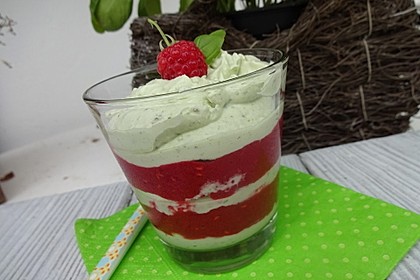 Albertos Basilikum und Rosmarin Creme mit Himbeersauce 3