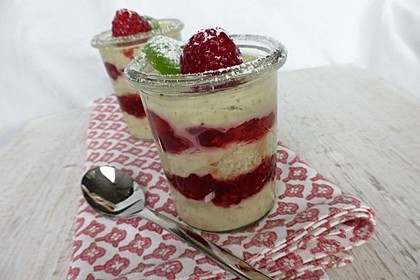 Albertos Basilikum und Rosmarin Creme mit Himbeersauce