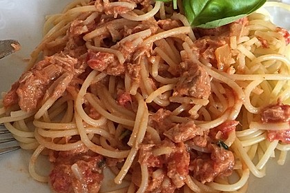 Nudeln in leichter, sämiger Thunfisch-Tomaten-Käse Sauce 51