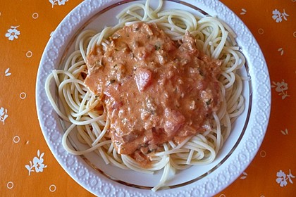 Nudeln in leichter, sämiger Thunfisch-Tomaten-Käse Sauce 86