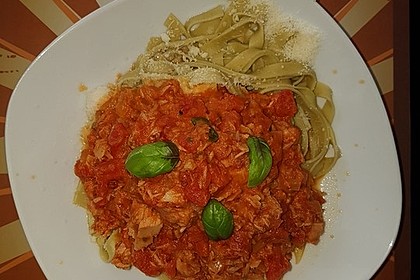 Nudeln in leichter, sämiger Thunfisch-Tomaten-Käse Sauce 52