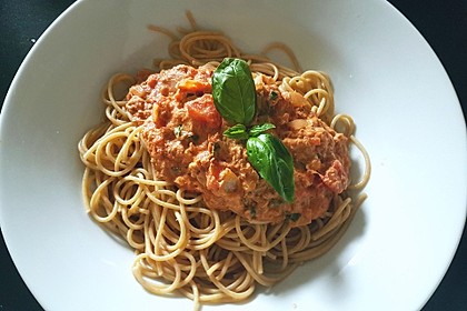 Nudeln in leichter, sämiger Thunfisch-Tomaten-Käse Sauce 53