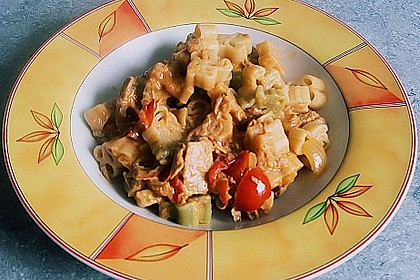 Nudeln in leichter, sämiger Thunfisch-Tomaten-Käse Sauce 75