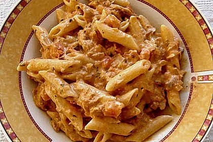 Nudeln in leichter, sämiger Thunfisch-Tomaten-Käse Sauce 74