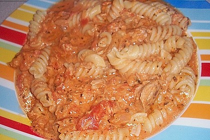 Nudeln in leichter, sämiger Thunfisch-Tomaten-Käse Sauce 79