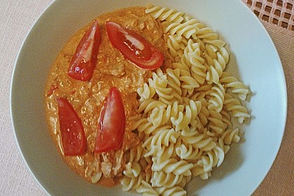 Nudeln in leichter, sämiger Thunfisch-Tomaten-Käse Sauce 76
