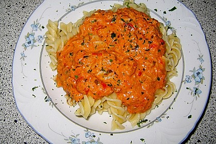 Nudeln in leichter, sämiger Thunfisch-Tomaten-Käse Sauce 32