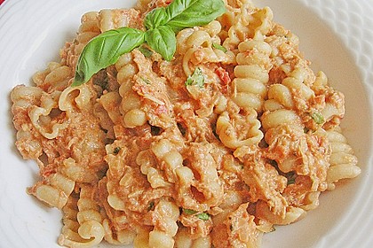 Nudeln in leichter, sämiger Thunfisch-Tomaten-Käse Sauce 25