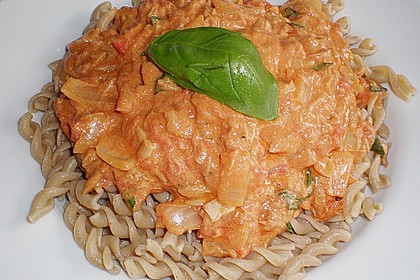 Nudeln in leichter, sämiger Thunfisch-Tomaten-Käse Sauce 49