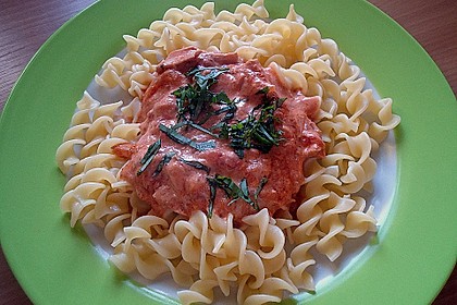 Nudeln in leichter, sämiger Thunfisch-Tomaten-Käse Sauce 47
