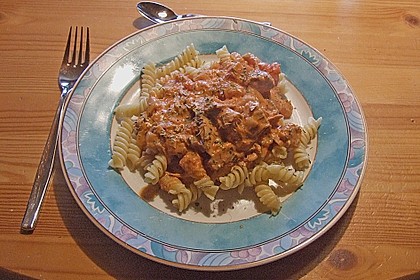 Nudeln in leichter, sämiger Thunfisch-Tomaten-Käse Sauce 48